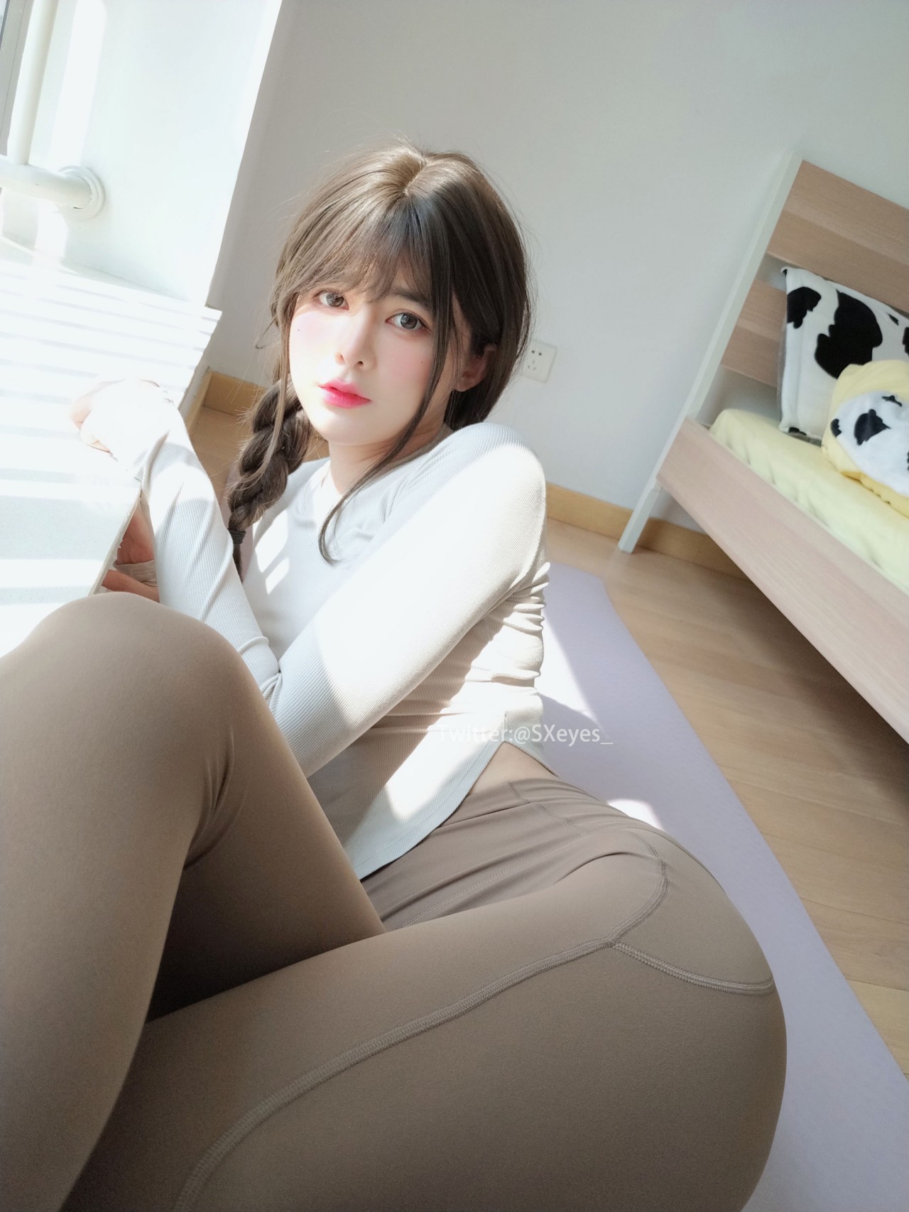 眼 酱 大 魔王 w nude 瑜伽服写真美图，卧室佳人自然性感之美插图5