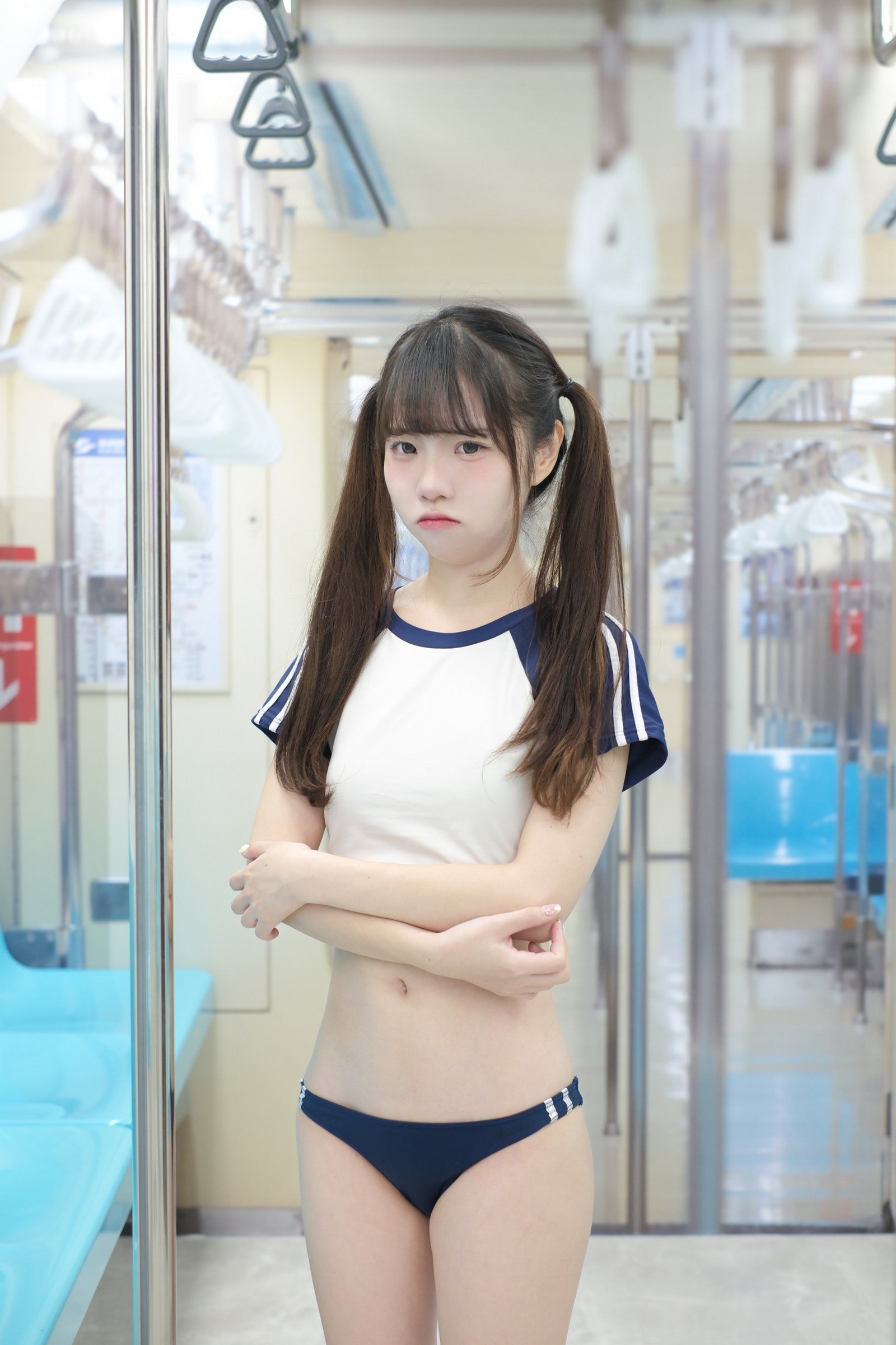 可可小白兔 電車上の女高中生 写真集 – 场景系主题 高清图集 [70P-40.5M]插图1