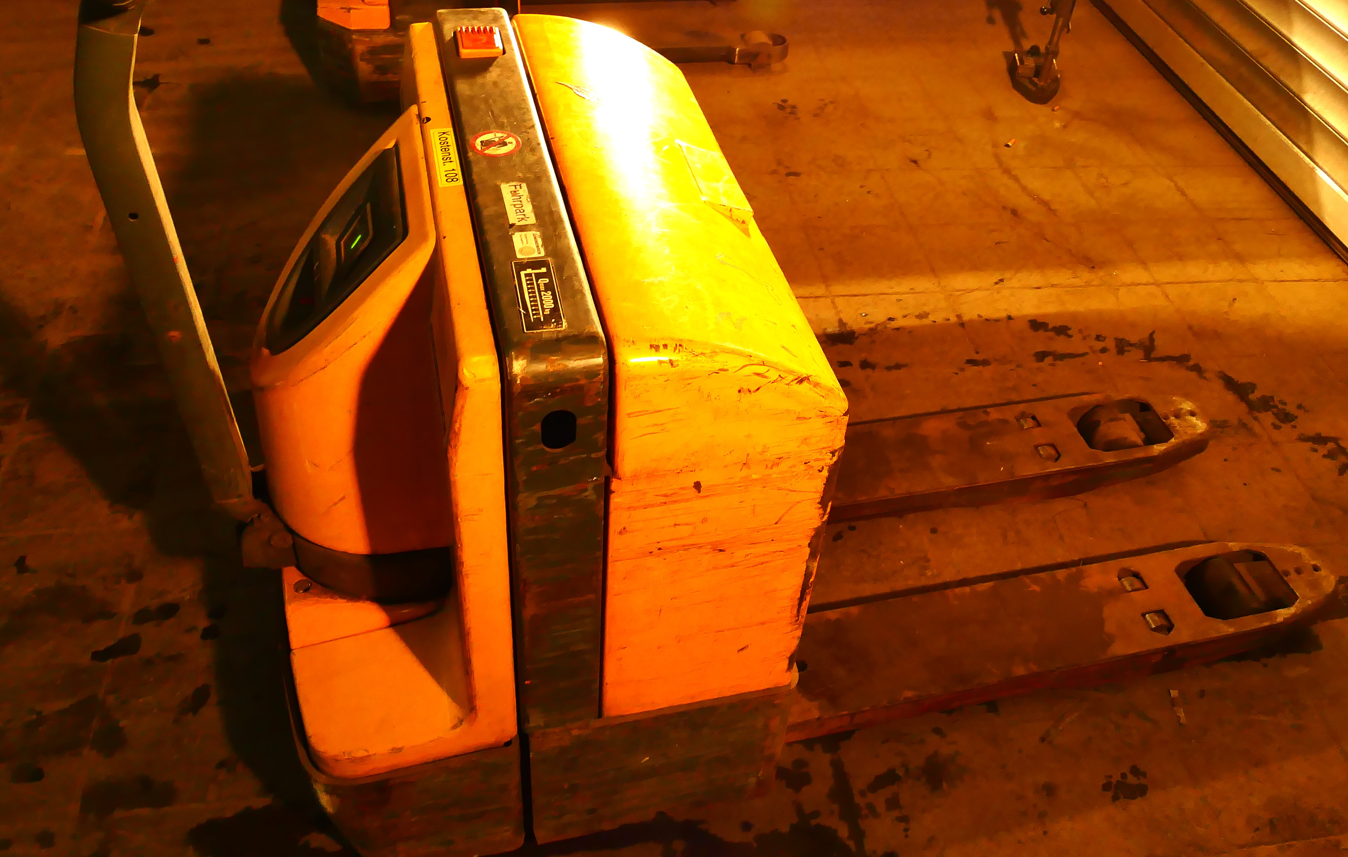 Jungheinrich EJE R20 Seitenansicht mit Gabeln