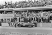 24 HEURES DU MANS YEAR BY YEAR PART ONE 1923-1969 - Page 38 56lm01-Jaguar-D-Type-Mike-Hawthorn-Ivor-Bueb-9