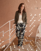 STL-s25-1301-0897-tropical-oasis-silk-lounge-pant-navy-67