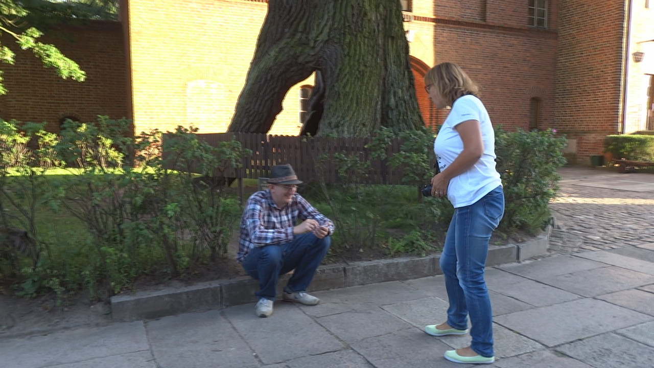 33.03 - Scenku na katedralnym dziedzińcu_000293