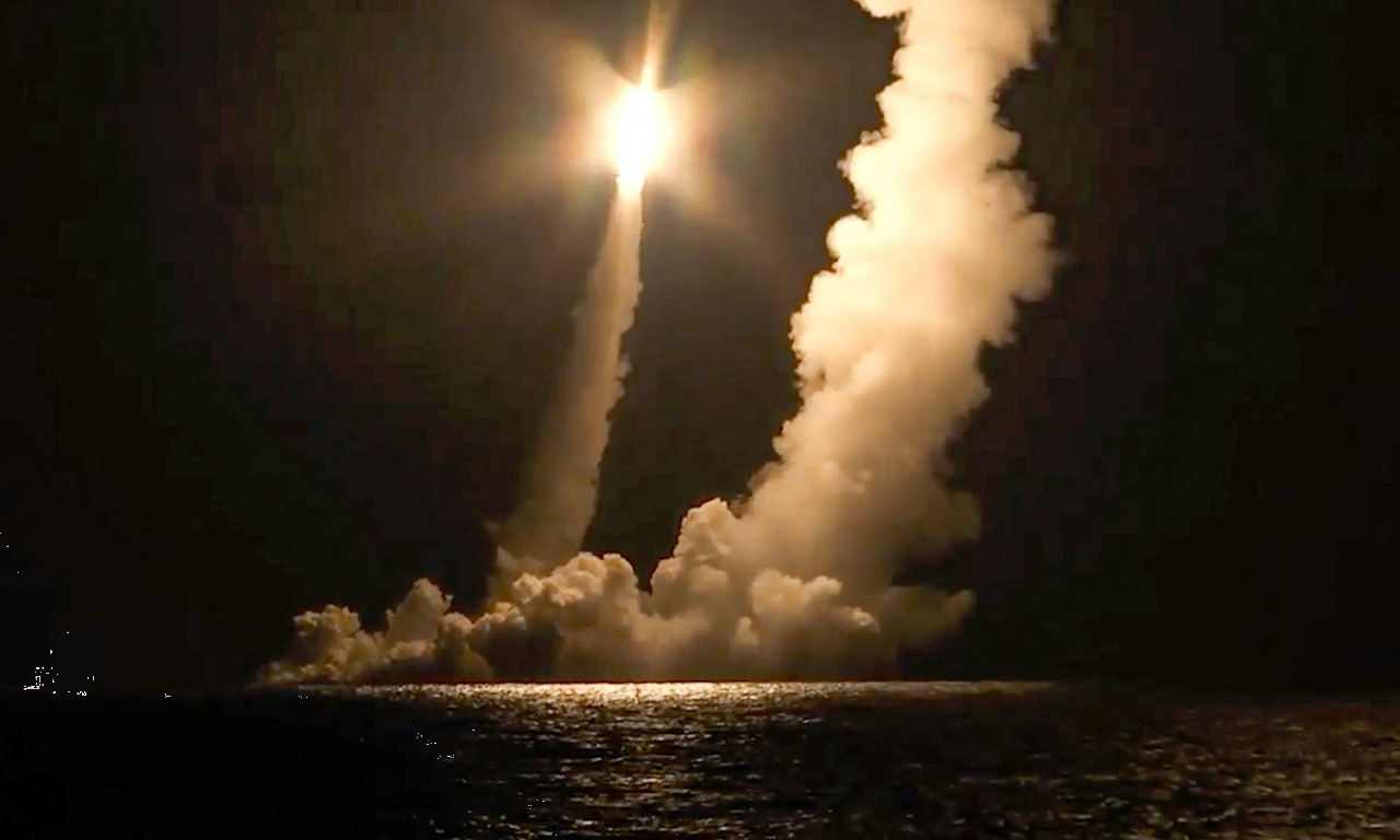 Rusia ensaya con misil balístico disparado desde un submarino