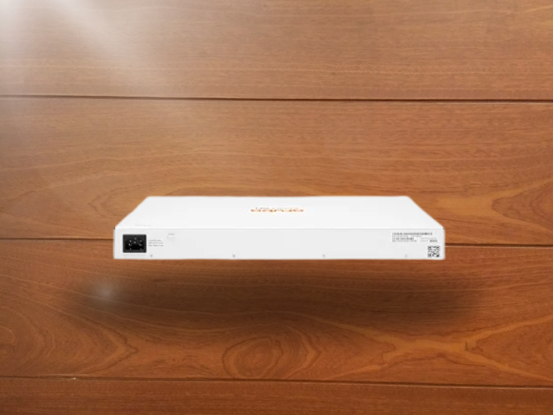 Vista lateral e traseira do Switch HPE Aruba Instant On 1830 JL812A, destacando o sistema de refrigeração e o design compacto.