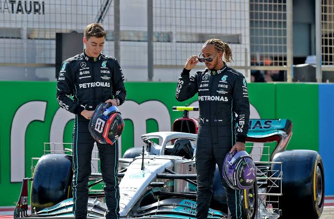 Lewis Hamilton trong màu áo Mercedes đang đứng trước nhiều biến động bủa vây