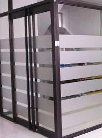 Ejemplo de empavonado de oficinas realizado por Prosigna, incluye vidrio con acabado translúcido para privacidad