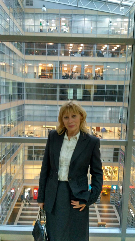 серое платье