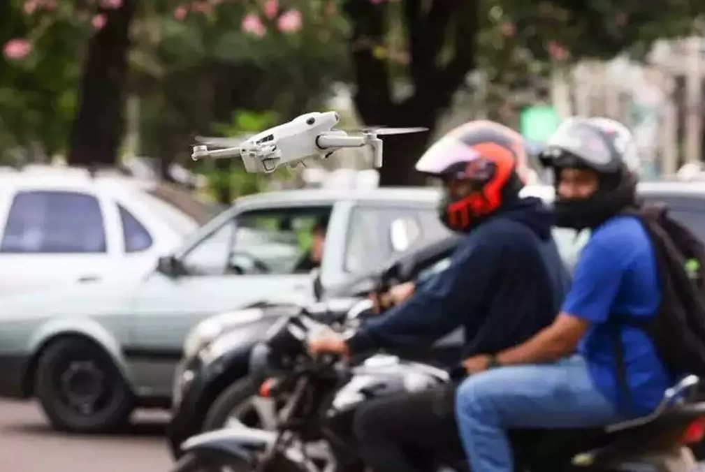 Drone da fiscalizao sobrevoando veculos (Foto: Henrique Kawaminami)