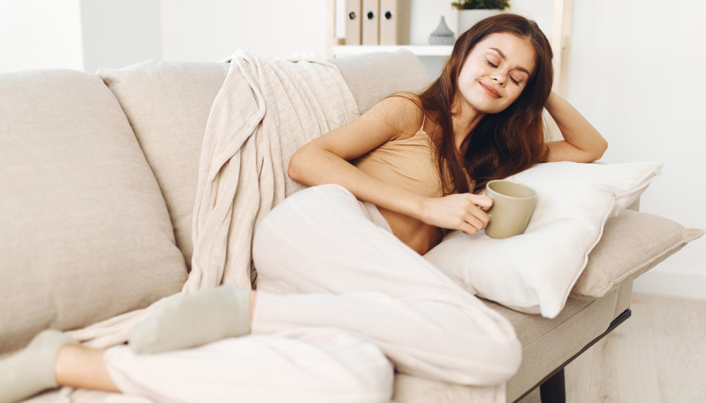 femme qui s'endort avec une tasse de rooibos