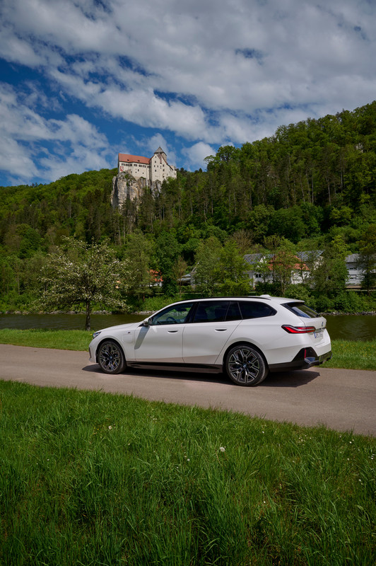 P90551914_highRes_the-new-bmw-530e-tou