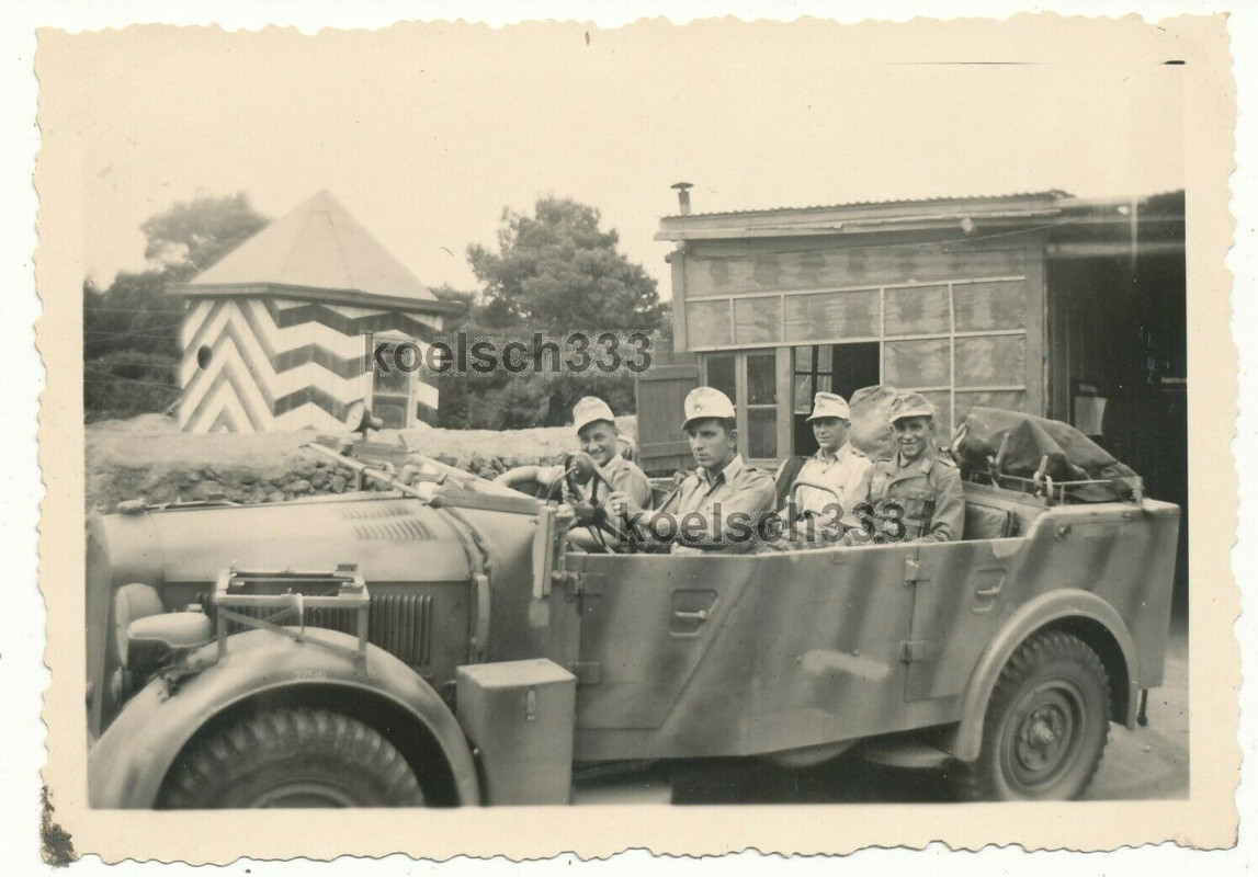 Foto Afrika Korps Soldaten im Einheits PKW Kübelwagen mit Tarnla
