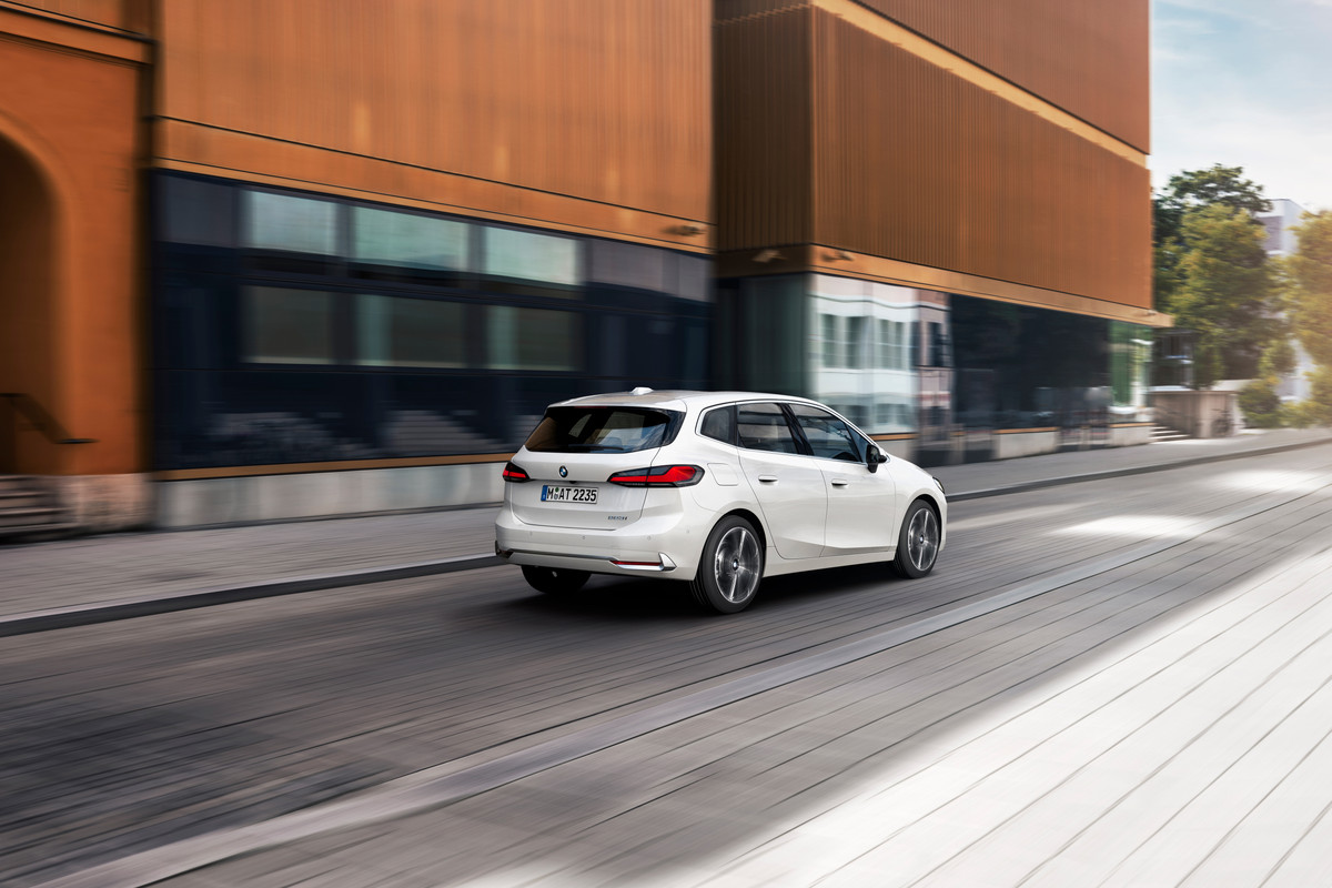 P90437731_highRes_the-all-new-bmw-223i