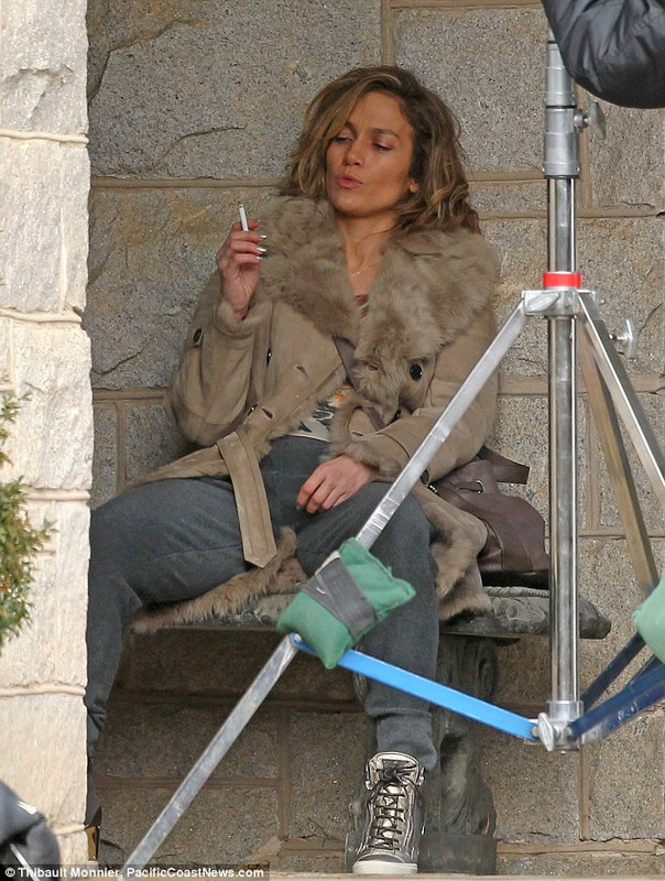 Jennifer Lopez pali papierosa (lub trawkę)
