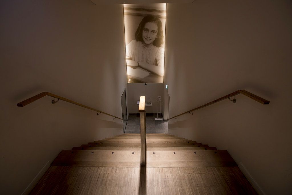Una fotografía de Ana Frank se muestra en la recepción del renovado Museo de Ana Frank en Ámsterdam