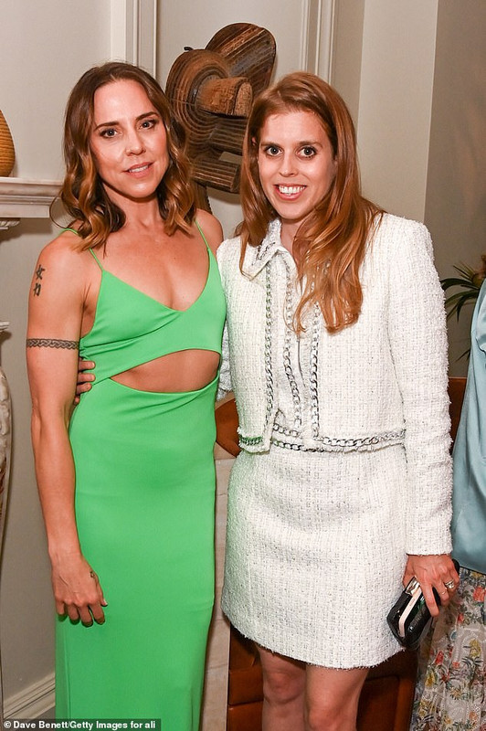 58349503-10860049-Fashionista-Mel-C-flashed-her-toned-midriff-in-a-florescent-gree-a-1-1653643283464.jpg