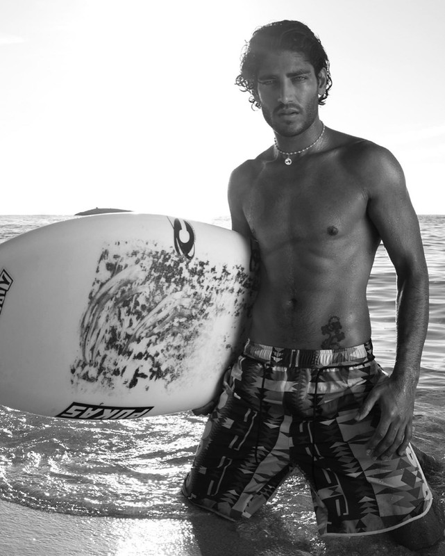 Akash Kumar volto di Formentera, la capsule beachwear firmata Y-E-S