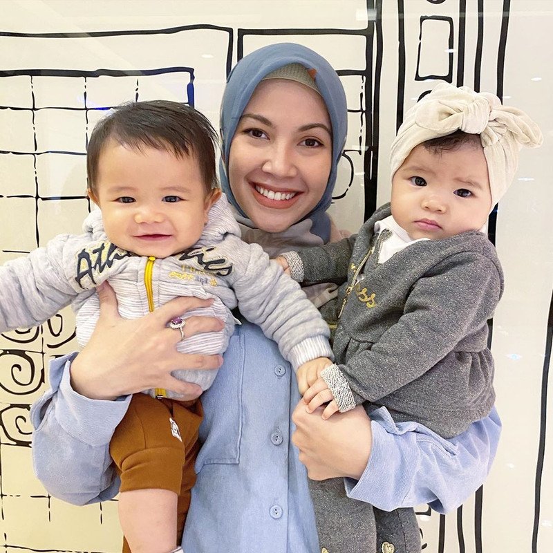 Ratna Galih menggendong anak kembarnya