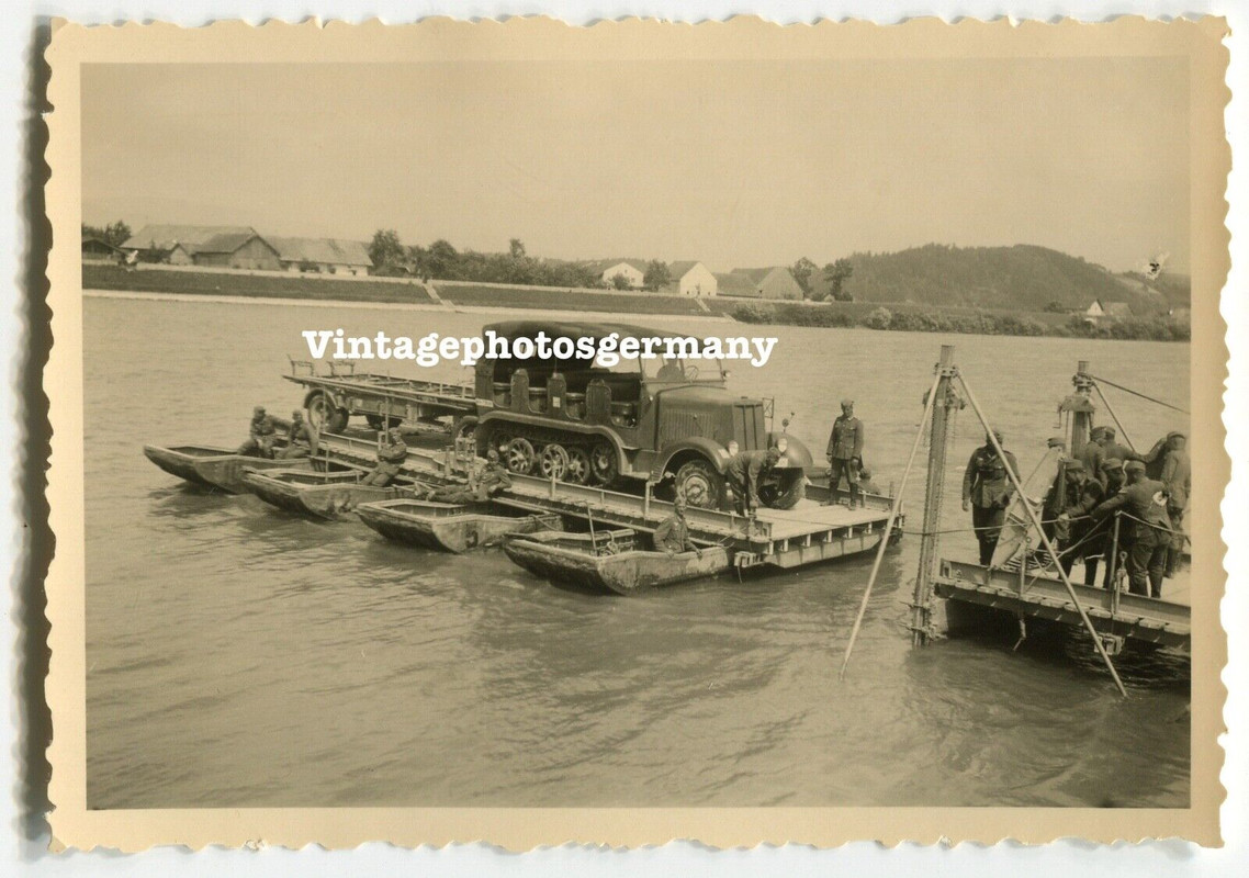 Foto WH Halbkette SdKfz Tarnung Camo Panzer Pioniere Brücke Boote Anhänger