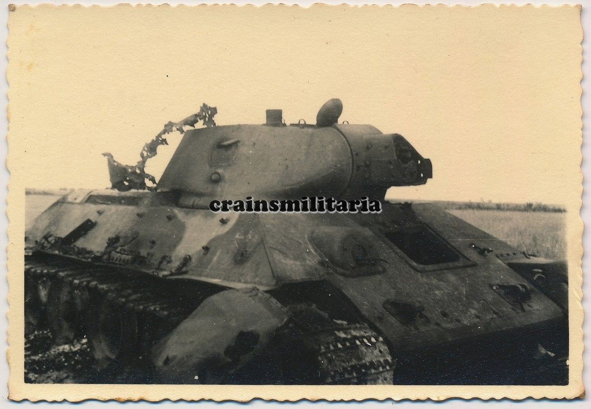 Foto zerstörte russische Beute Panzer T-34 Tank in Russland