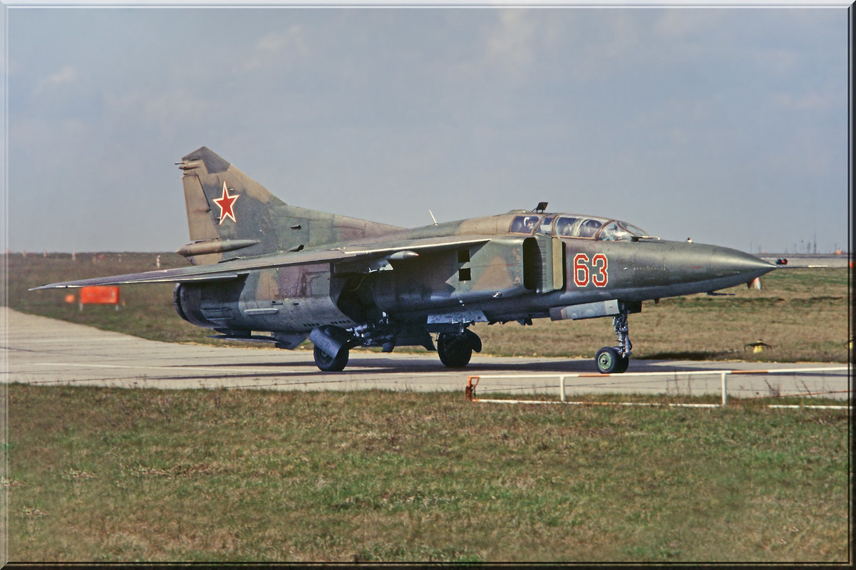 296 IAP Mig-23UB 63 Red_8902914, Herbst 1990