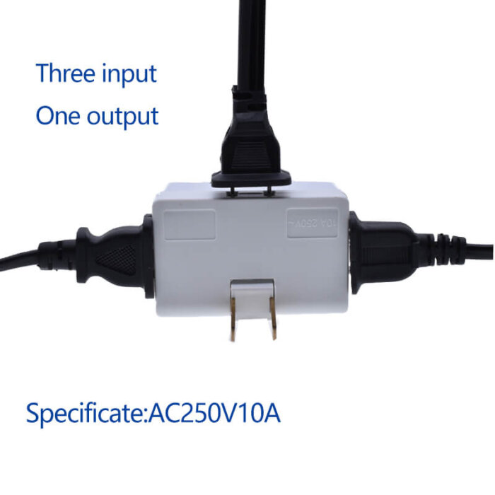 Primer plano del enchufe de 3 entradas mostrando su diseño compacto y funcional.