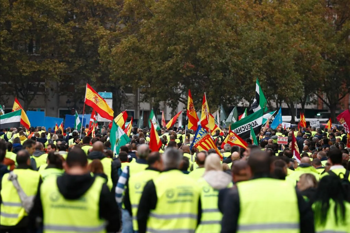 Transportistas de España detienen las huelgas por escasez de apoyo 