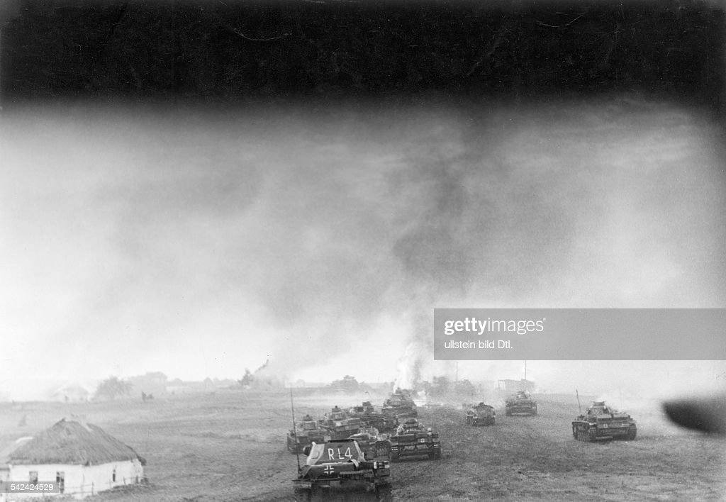 (AG South, 1. armoured army (Kleist) - Ukraine Group of tanks ahead of a burning village in the step