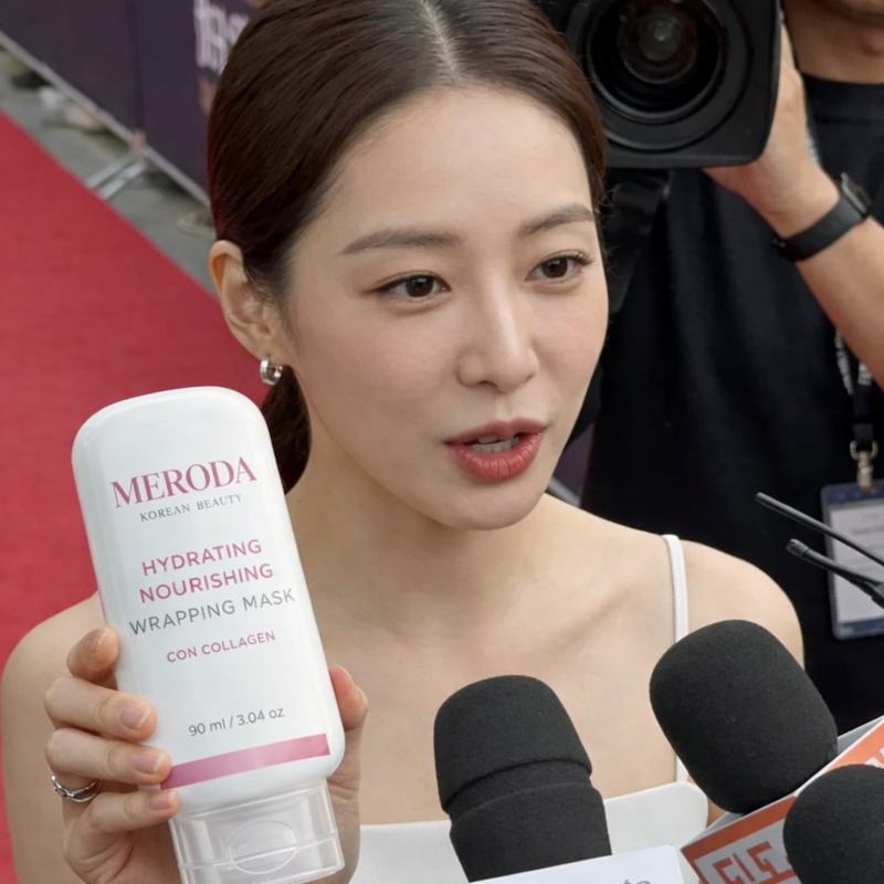 Actriz coreana usando mascarilla de col&aacute;geno