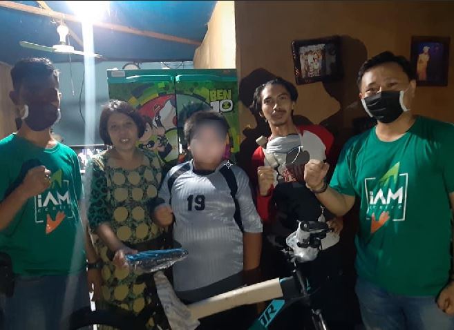 Komunitas sosial IAM Pangkep memberikan sepeda baru dan paket sembako kepada Rizal (12), bocah korban bullying atau perundungan di Kabupaten Pangkep, Sulawesi Selatan, Minggu (17/5/2020). (Facebook Saifullah Bonto)