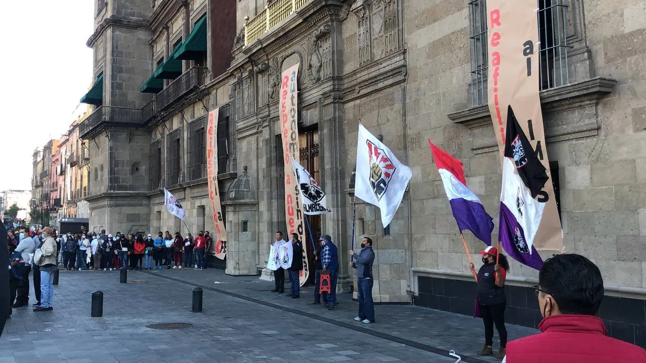 Manifestantes del SME retiran vallas metálicas del Palacio Nacional