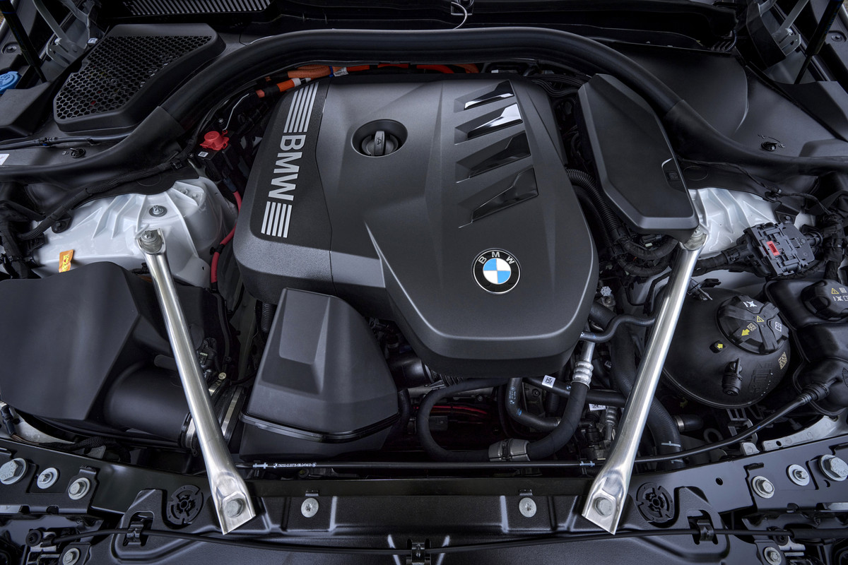 P90551868_highRes_the-new-bmw-530e-tou