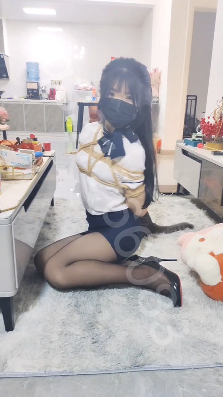 欢乐谷 被捆绑过后逛天台然后滴蜡.mp4_20240505_090853.485