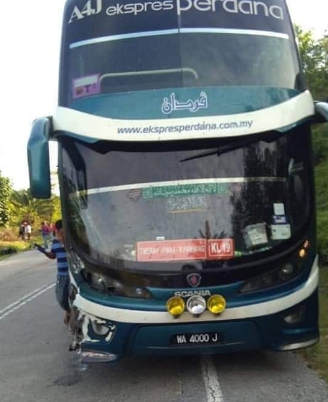 Maut Bertembung Bas Ekspres