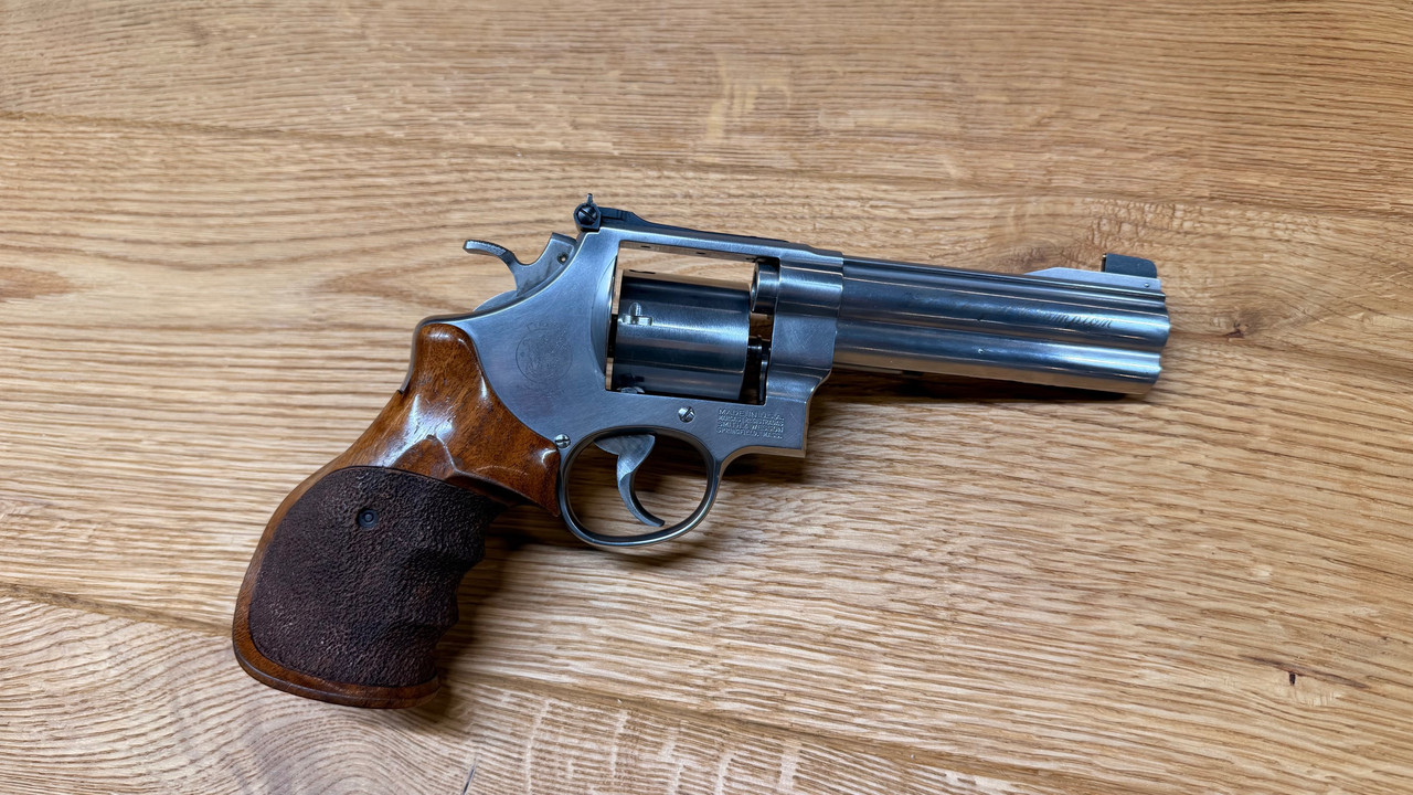 Smith-Wesson-6