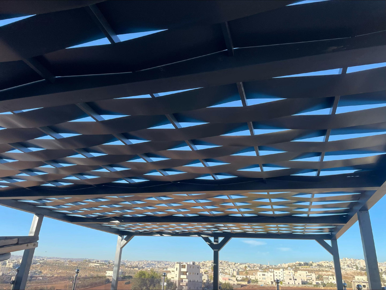 برجولة مع أعمدة حجرية