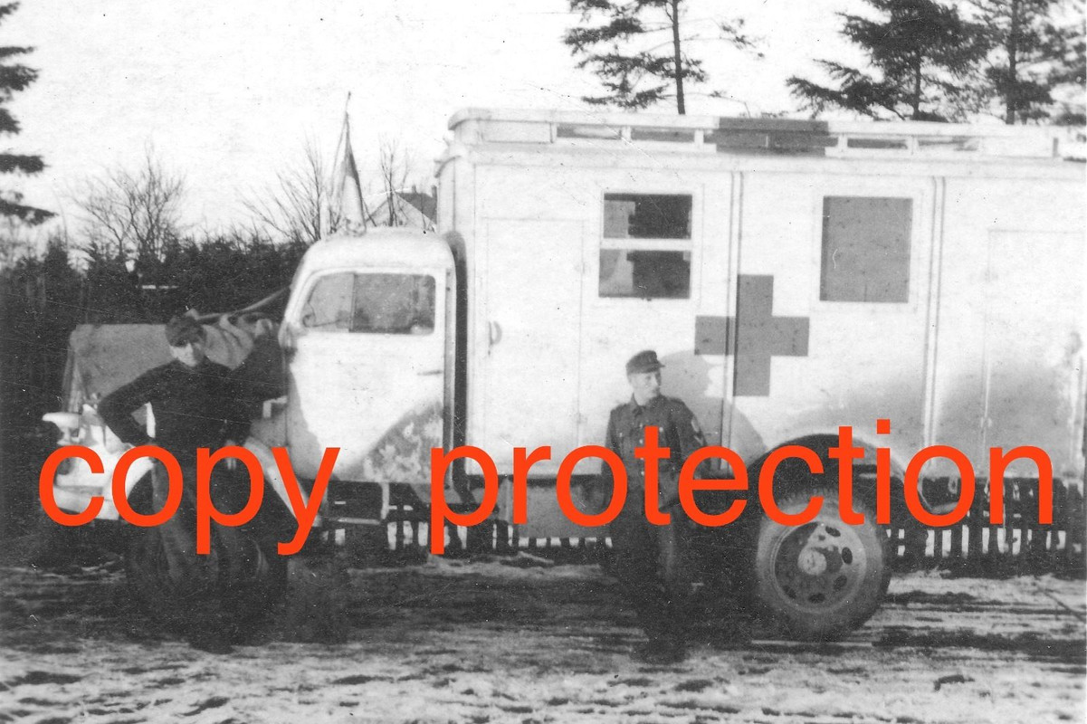 2 Fotos OPEL BLITZ mit Sanitäts-Kofferaufbau 194