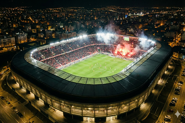 ملعب كرة قدم مضاء ليلاً