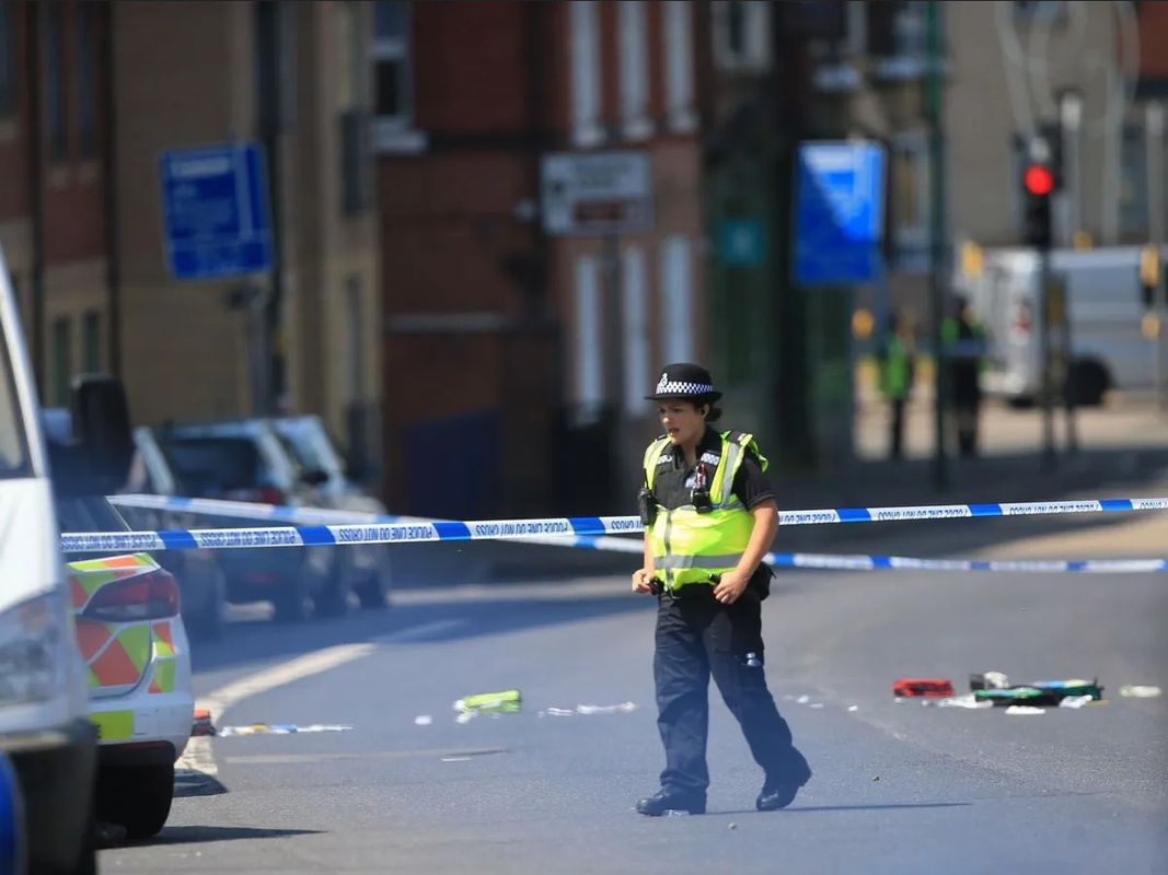 Escuela y guardería en Gales confina a alumnos; una mujer resultó lesionada