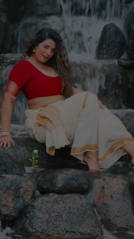 rasha_kirmani_hot onam outfit.mp4_snapshot_00.03.626
