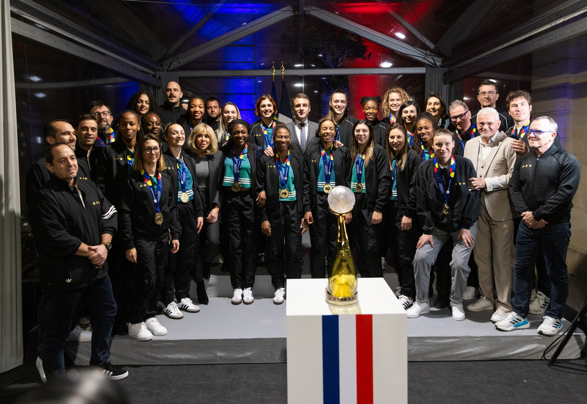 https://i.postimg.cc/v8fcPDJw/championnes-DU-MONDE.jpg