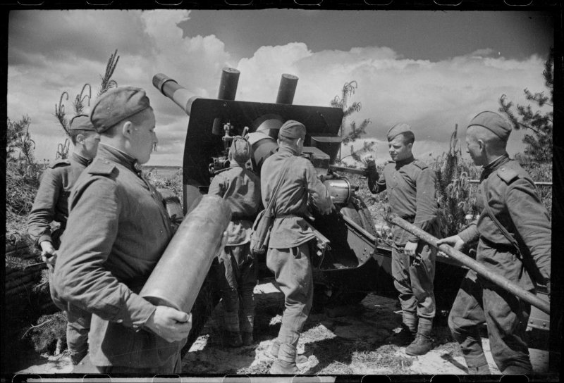 2-й Прибалтийский фронт. Орудийный расчет сержанта Ярошевского на огневой позиции. Заряжают 152-мм п