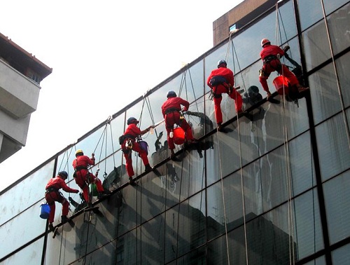 Want the services of rope access window cleaning? Things you should know before hiring one