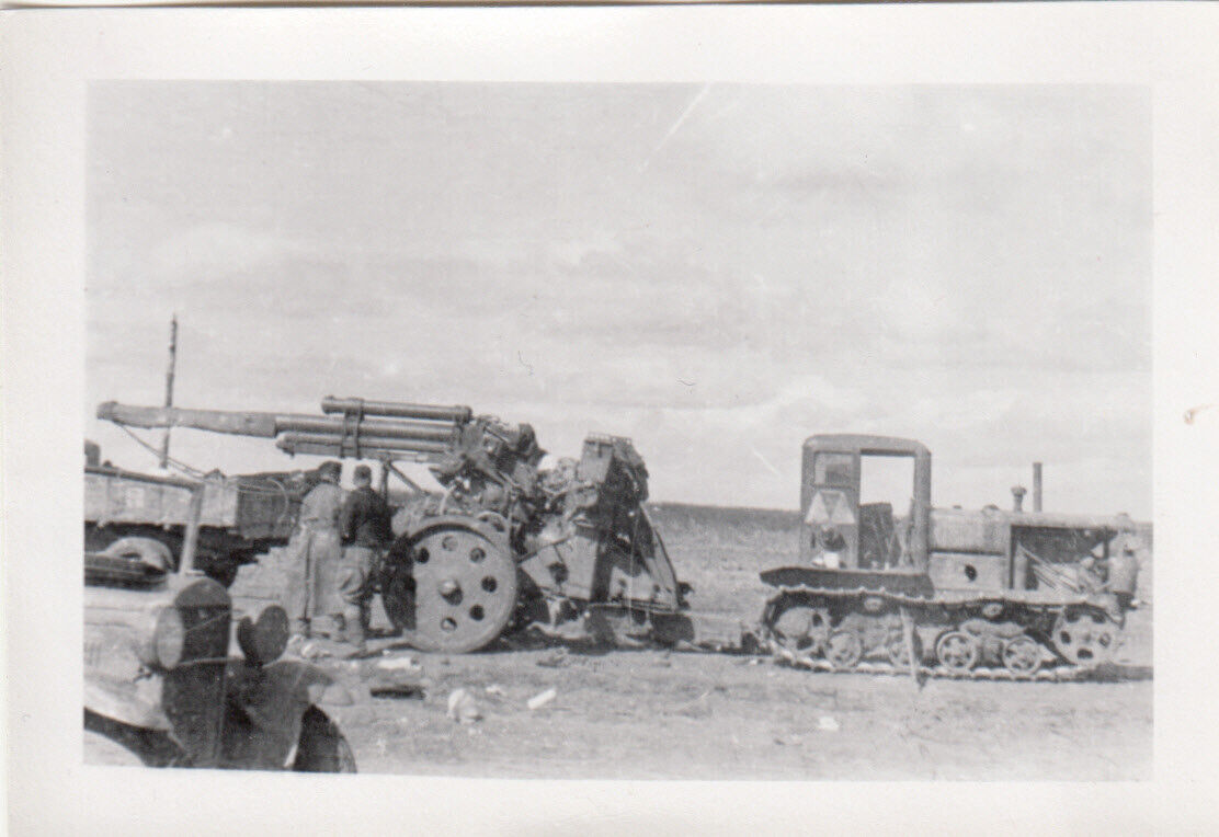 Zerstörter russischer Schlepper Stalinez mit zerstörtem Geschütz – Ostfront