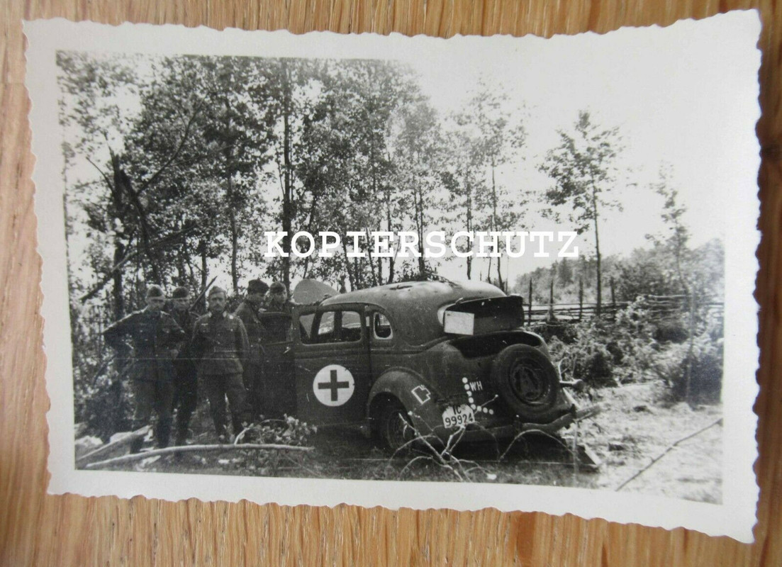 Altes Foto zerschossener SANKA PKW  Sanitäter  Arzt  am Bug 1941