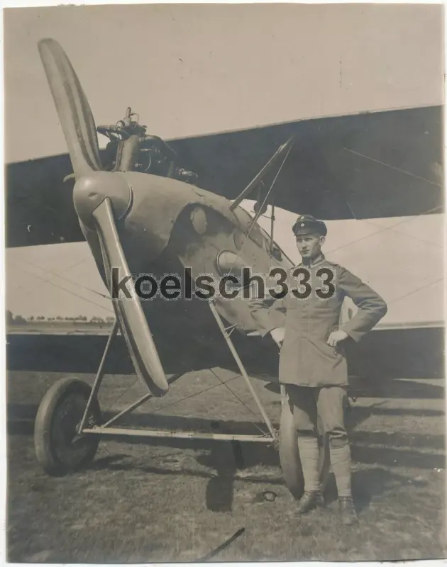 Foto Vizefeldwebel Schäfer am Doppeldecker Flugzeug in Frankfurt Oder 1918
