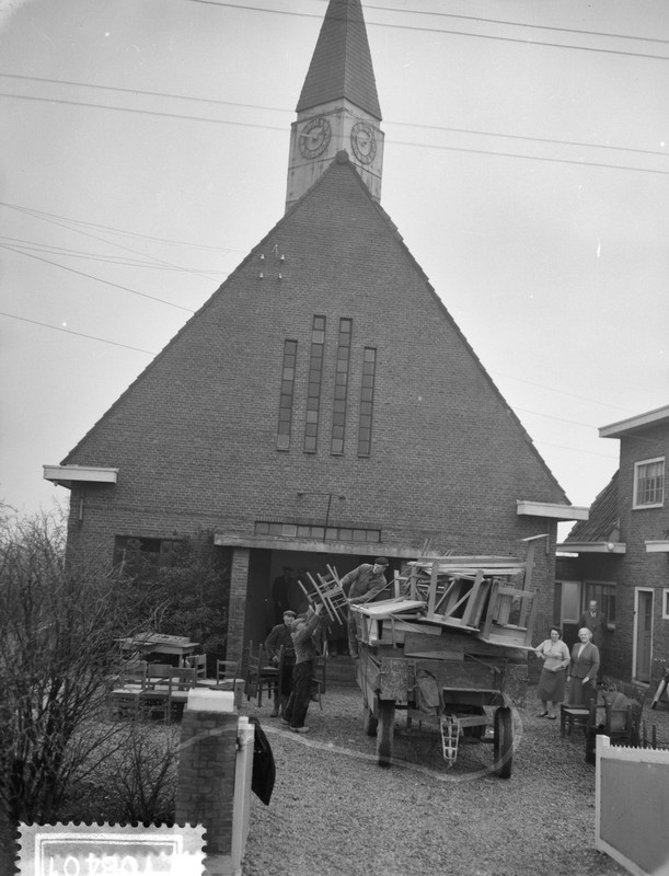 Laatste_uren_Nederlands_Hervormde_Kerk_te_Rijk_(Schiphol),_Bestanddeelnr_910-8401