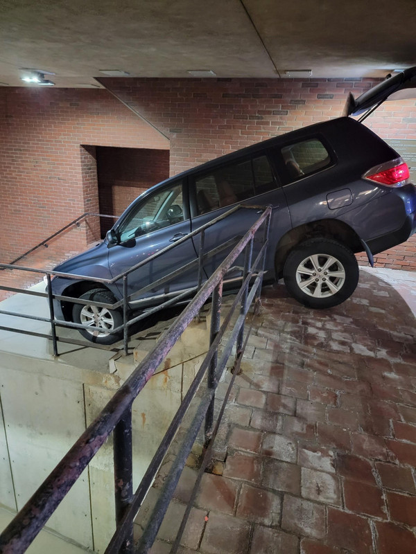 Mujer ebria baja las escaleras a bordo de su coche, en Estados Unidos