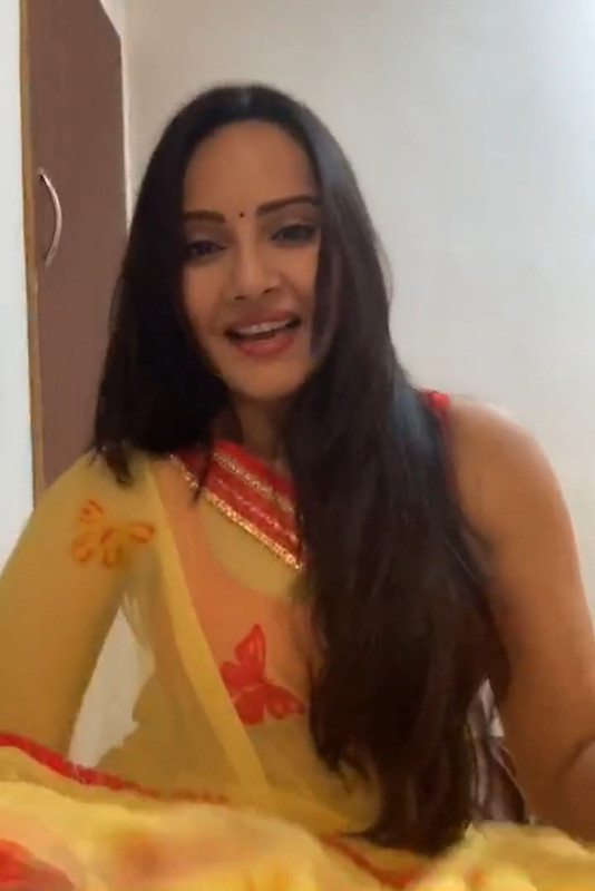 Geetanjali Mishra Sexy Cleavage and armpit though in Orange sleevless saree.mp4_snapshot_00.09.475