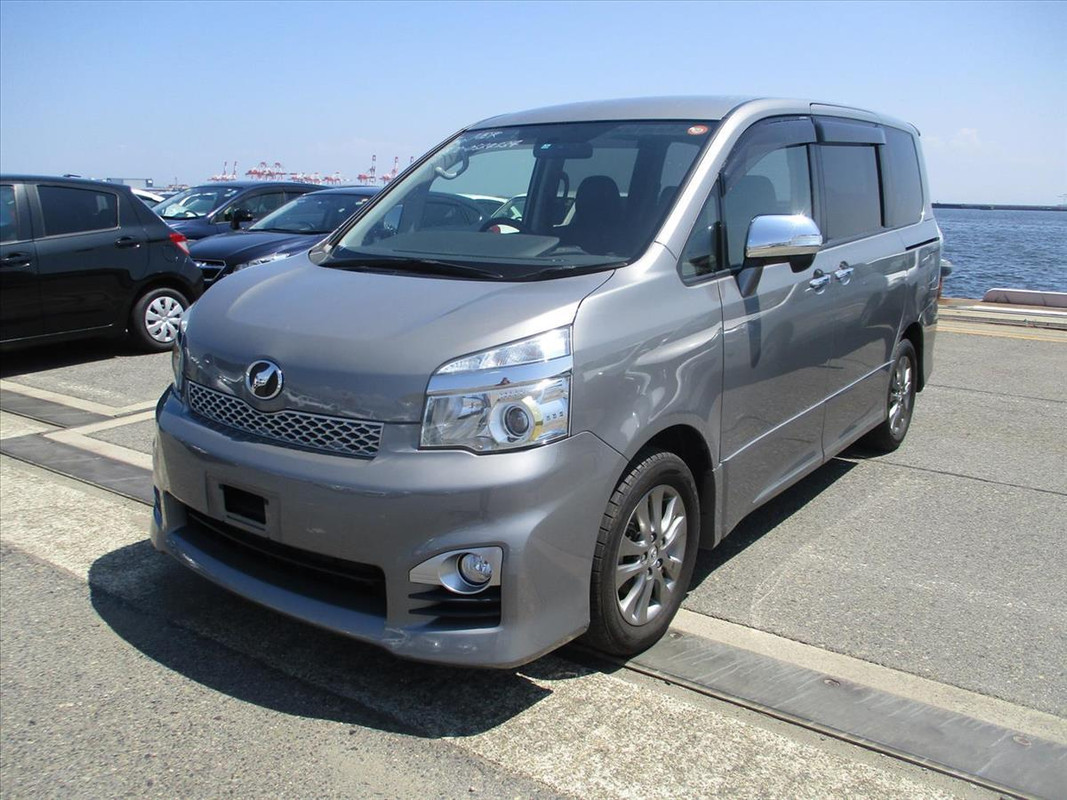 Toyota Voxy ZS