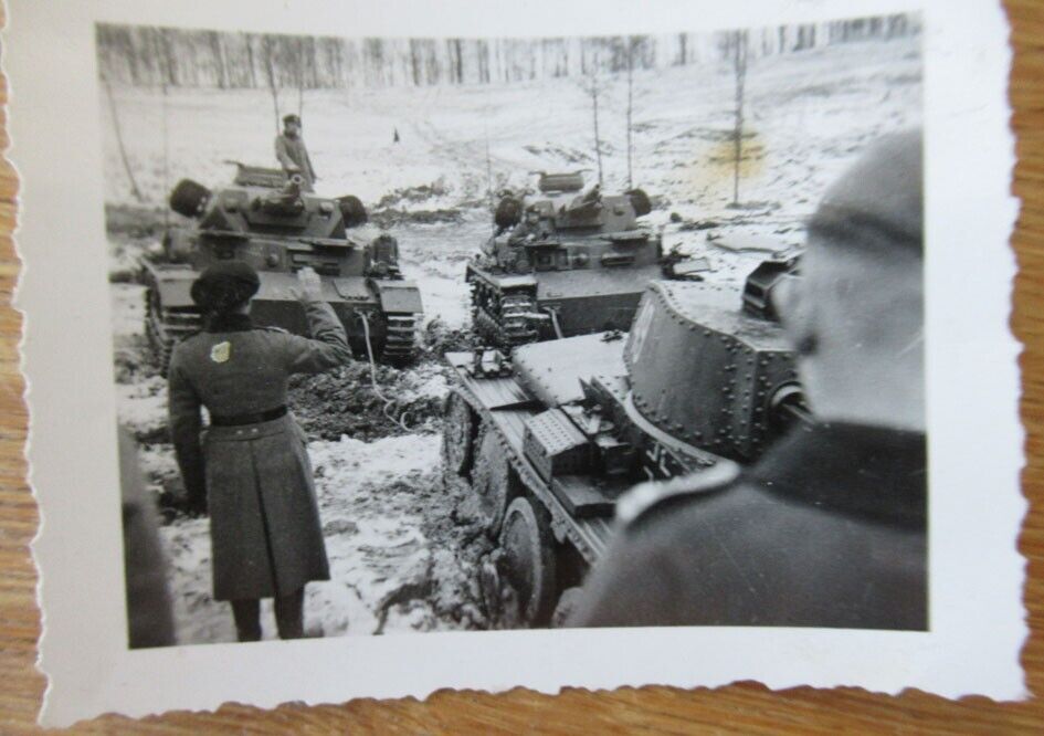 2 alte Fotos deutsche Panzer mit Turmnummer 49   54 (1)
